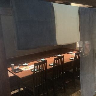 木のぬくもりが感じられる和風の半個室テーブル席。のれんを下ろせば、周囲を気にせずお寛ぎいただけます。会社の宴会やグループでの送別会、懇親会などにおすすめ。