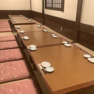 座敷タイプの広々した個室です。横に1列で10名様ずつ向い合わせのレイアウトで、皆様のお顔が見渡せますので、主役挨拶や乾杯の音頭がある会社の宴会やグループでの送別会、懇親会などに適しています。大人数でのご利用を計画中のお客様はお早めにお問い合せ下さい。
