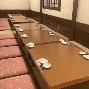 座敷タイプの広々した個室です。横に1列で10名様ずつ向い合わせのレイアウトで、皆様のお顔が見渡せますので、主役挨拶や乾杯の音頭がある会社の宴会やグループでの送別会、懇親会などに適しています。大人数でのご利用を計画中のお客様はお早めにお問い合せ下さい。