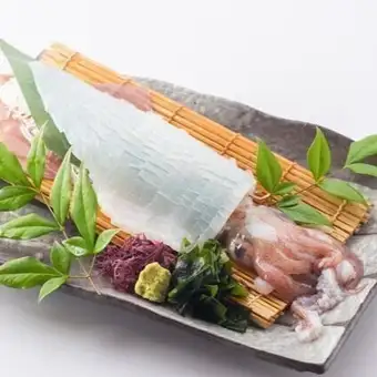 包含当地清酒！地方特色料理【大分特选套餐】：鲭鱼、竹荚鱼、冷冻鱿鱼刺身、当地鸡肉（含120分钟畅饮）