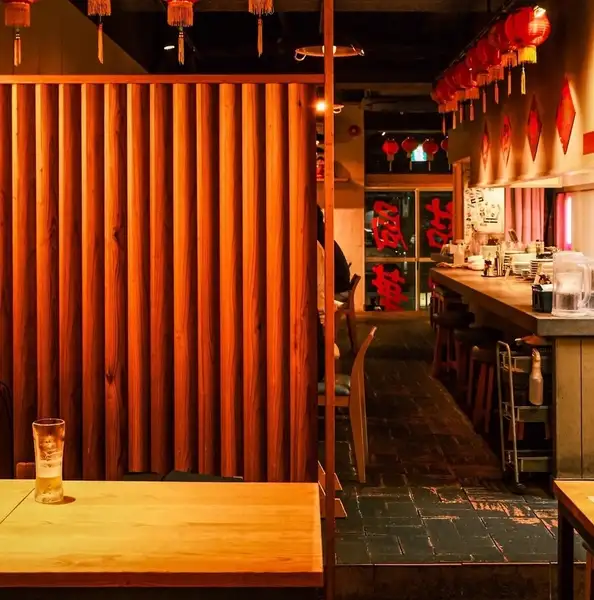 広々とした席配置に加えて、ゆったりとしたテーブルと快適な椅子をご用意しておりますので、長時間の宴会でもお疲れになりにくく、皆さまがくつろいでお話しいただけます。また、間接照明を使った演出によって、より一層の雰囲気づくりに努めております。大切な人との特別な時間をお楽しみください。