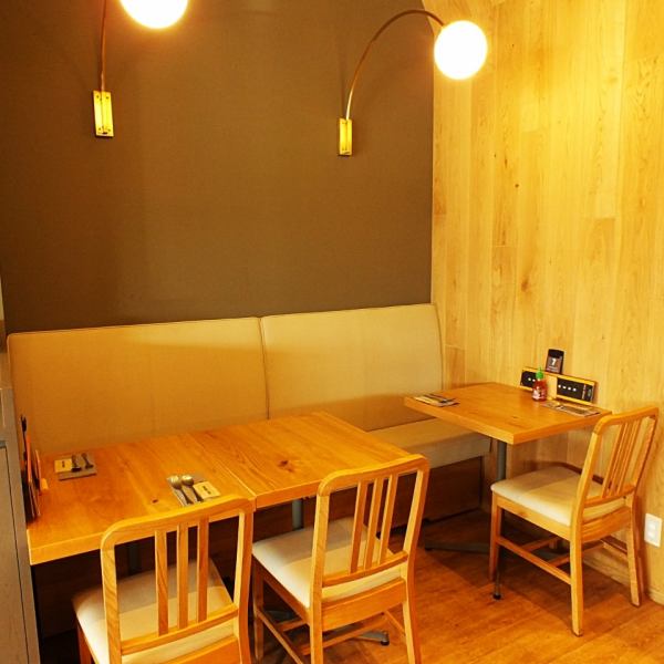 The style of our shop is to surround the food and drink while talking with each other.