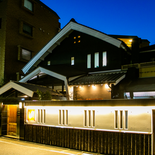 【守口市駅より徒歩6分。風情漂う大人の隠れ家】純和風の格子戸をくぐると中は、小京都の雰囲気が楽しめる店内。落ち着いた雰囲気で本格中華をお愉しみいただけます。様々雰囲気の個室をご用意しておりますので、シーンに合わせてお選びください。