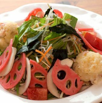 旬の加賀野菜サラダと五郎島金時のポテトサラダ添え