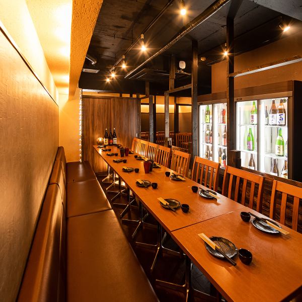 【フロア貸切◎】会社の宴会、懇親会など大人数での会合も当店にお任せください。木のぬくもりが溢れる落ち着いた雰囲気で広々とした店内は最大40名様までの宴会にご対応。和のくつろぎ♪広々とした店内で♪(新橋/個室/居酒屋/喫煙/飲み放題/3時間/宴会/歓送迎会/日本酒/地鶏/デート/記念日/鍋)