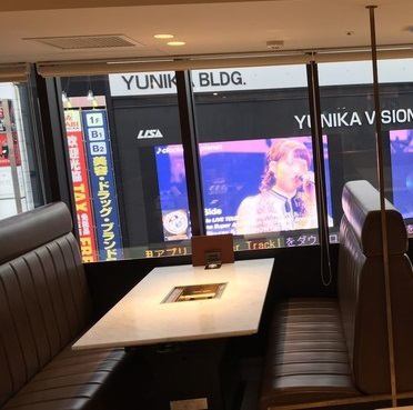 在新宿歌舞伎町可以享受SUZUYA Building 8F的夜景的荷爾蒙商店“Yukunaga”。在新宿附近經營5家商店的實體商店！我們還提供沙發座椅，高品質的空間，優質的肉♪