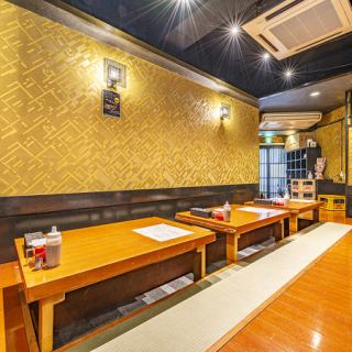 4名掛けのテーブルを3卓ご用意しており、自由に結合することが可能です。テーブルを結合すると、最大で12名様と6名様の合計18名様までご利用いただけるスペースが完成します。家族や友人との集まり、大人数のパーティー、ビジネスの会食など、さまざまなシーンに対応可能です。
