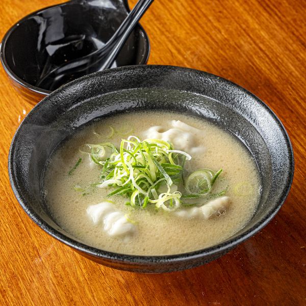 【炊き餃子(豚骨スープ)】は、当店自慢のラーメンの濃厚な豚骨スープで炊き上げた特別な一品/800円(税込)