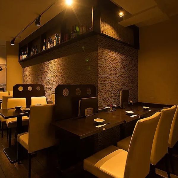 【優雅な雰囲気】当店は、ゆったりとおくつろぎいただけるよう、内装にもこだわっております。あたたかい照明で照らされた空間は、日ごろの疲れを優しく癒やします。真心込めたサービスで、至福のひとときをご提供いたします。