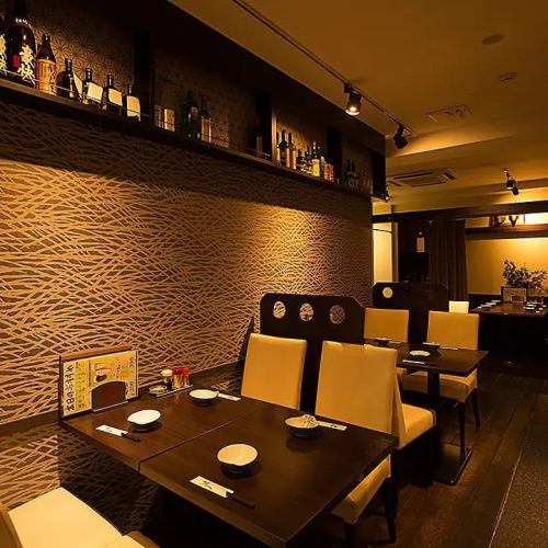 【テーブル席：3名×3卓 / 4名×1卓】少人数でのご利用にぴったりのテーブル席は、心地よい距離感で、会話も自然と弾みます。気のおけないご友人とのお食事やデート、仕事帰りの一杯など、様々なシーンで料理とお酒を心ゆくまで満喫していただけます。