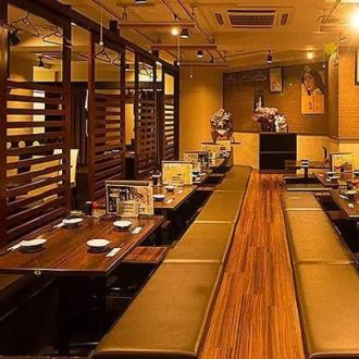 【掘りごたつ席：1～25名様】足をのばしてゆったり座れる掘りごたつ席は、とても居心地がよく会社の宴会やご友人との集まりに最適。長時間の滞在でも疲れにくく、和気あいあいと楽しい時間をお過ごしいただける、リラックス感あふれる空間◎