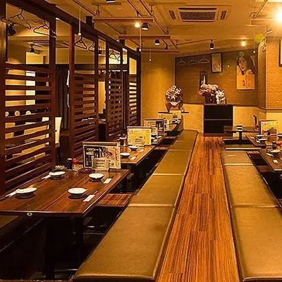 【掘りごたつ席：1～25名様】足をのばしてゆったり座れる掘りごたつ席は、とても居心地がよく会社の宴会やご友人との集まりに最適。長時間の滞在でも疲れにくく、和気あいあいと楽しい時間をお過ごしいただける、リラックス感あふれる空間◎