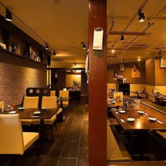 【店内貸切：30～78名様】広々とした開放的な空間は、大規模なご宴会や結婚式の2次会、同窓会など、大人数でのお集まりにぴったりです。幹事様のご要望にも細やかにお応えいたしますので、プランやご予算など、まずはぜひお気軽にご相談を！