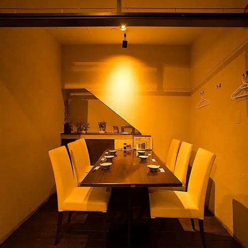 【半個室席：6～8名様】座り心地のよい白いチェアが印象的なテーブル個室。周囲の目を気にせずに過ごせるお席は、接待やご会食、女子会などにおすすめ。温かな照明に包まれながら、大切な方と特別な時間を、存分に堪能していただける特等席です。