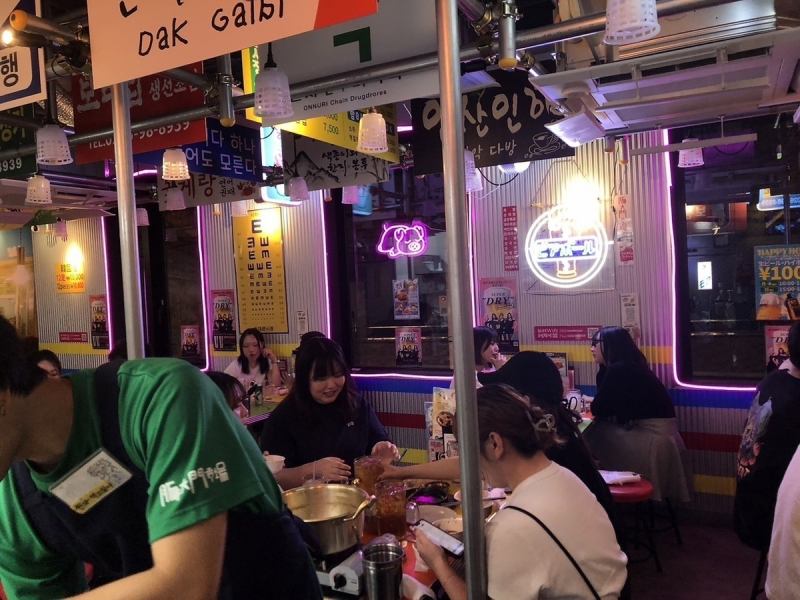 【彩り鮮やか、舌鼓に韓国の息吹を!】まるでカラーパレットをひっくり返したかのような、華やかな外壁が目を引く当店へようこそ。一歩店内に踏み入れれば、そこはもう韓国の小さな町角。座席は、心躍る旅行気分を盛り上げるための配色にこだわり、訪れるたびに新しい発見があります。友達や恋人と訪れれば、会話も弾む◎