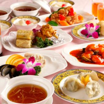 【仅限午餐◎】“妈祖套餐”包括前菜、鱼翅汤、水饺等，共8道菜4,000日元