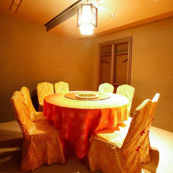 【招待客人和家庭使用】这个房间与其他座位分开设置，是一个充满私密性的房间，您可以在这里度过宁静的时光而不必担心周围的环境。适合 4 至 8 人入住，气氛平静。围桌畅谈，是中国菜特有的宴会用餐场景。