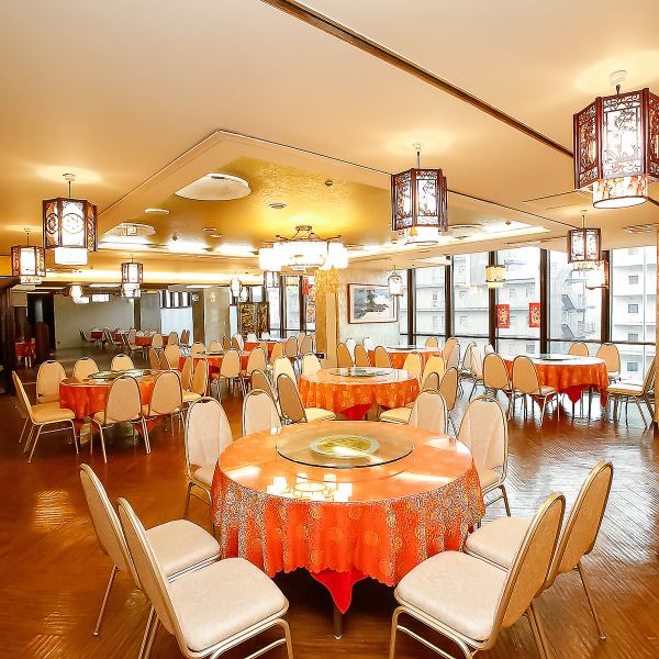 【100名まで収容可能な部屋2つ】最大250名様までご利用可能！天王寺・あべのエリアでも屈指のキャパシティーを誇る大宴会場で、会社を挙げての大宴会や、旧友と集まる同窓会を開催しませんか？視界を遮る柱もほとんどない、とても開放的な空間。着席でのご宴会はもちろん、最大250名様でのパーティーなども承っております。