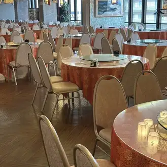 A classic Chinese dining style where a large group gathers around a round table and cheerfully shares food.With a variety of round tables available in different sizes, we can accommodate the perfect space for any occasion, from family get-togethers to company banquets, tailored to your group size.
