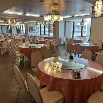 A Chinese banquet where conversation flows smoothly and harmoniously around a round table.We offer a variety of round tables, allowing you to enjoy your meal in the perfect space to suit the size and number of people in your group, whether small or large.