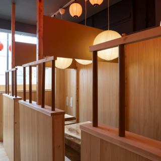 ◆2～4名様席◆お仕事帰りのサク飲みや少人数様での宴会などにも気軽にご利用いただけるテーブル席！明るい落ち着きのある店内でゆっくりと羽を伸ばしておくつろぎいただけます♪まったりくつろぐのもワイワイ盛り上がるのもピッタリ♪