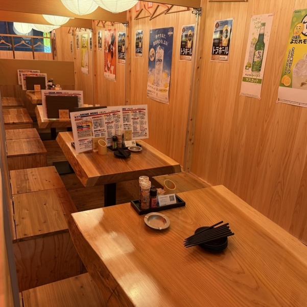 ちょっとしたお集まりから、飲み会や打上げ、歓送迎会、女子会などの各種宴会にご利用いただけるテーブル席をご用意。落ち着いた明るい雰囲気の店内で、ゆったりとお食事をお楽しみいただけます。