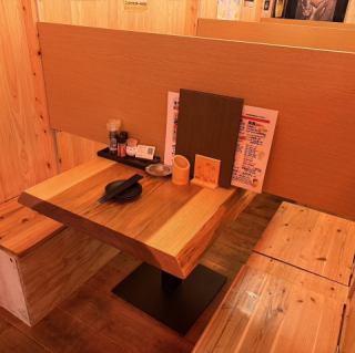◆2～4名様席◆仕切りがあるので2名様でも隣を気にせずお過ごしいただけます。3～4名の場合は仕切りを外してゆったり♪明るい落ち着きのある店内でゆっくりと羽を伸ばしておくつろぎいただけます♪まったりくつろぐのもワイワイ盛り上がるのもピッタリ♪