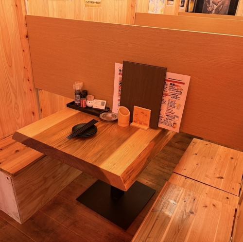 ◆2～4名様席◆仕切りがあるので2名様でも隣を気にせずお過ごしいただけます。3～4名の場合は仕切りを外してゆったり♪明るい落ち着きのある店内でゆっくりと羽を伸ばしておくつろぎいただけます♪まったりくつろぐのもワイワイ盛り上がるのもピッタリ♪
