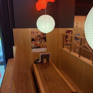◆5～6名様席◆仲間内での飲み会や合コン、各種ご宴会にぴったりのテーブル席！明るくゆったりとしたお席で和気あいあいと宴会をお楽しみいただけます！様々なシーンでご利用頂けますので是非お気軽にお越しくださいませ。