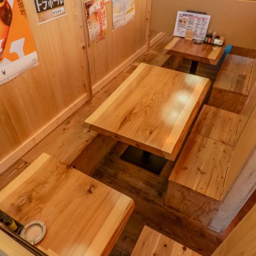 ◆6～8名様席◆小～中宴会や飲み会におススメ♪3テーブルを並んでご利用いただけるので、お席への出入りもしやすいと好評です！