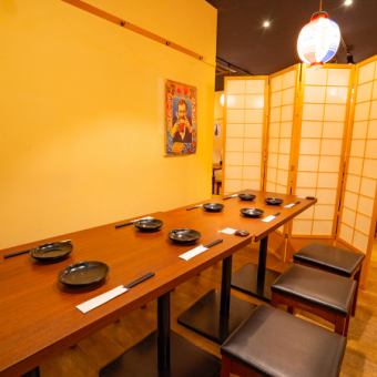横並びでも縦並びでもさまざまな組み合わせでお席の用意可能です♪各テーブル充電用電源コンセント充実 ※電源ケーブルがあればご利用いただけます。