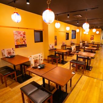最大84席ございます♪貸切のご相談はお気軽にどうぞ♪各テーブル充電用電源コンセント充実 70~80名前後の貸切可能です! ※電源ケーブルがあればご利用いただけます。