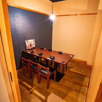 完全個室もございます♪完全個室の予約はお早めに♪各テーブル充電用電源コンセント充実 ※電源ケーブルがあればご利用いただけます。