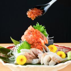 满满的鲑鱼子等5种海鲜拼盘