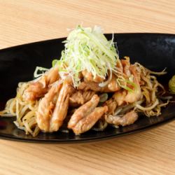 鸡胸肉佐以酱油和葱花炒制