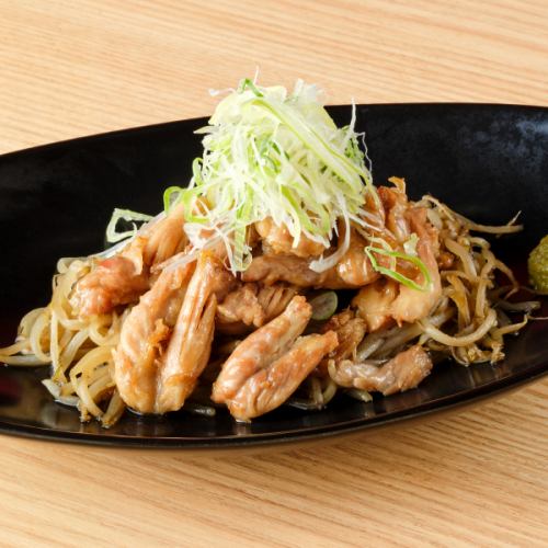 鸡胸肉佐以酱油和葱花炒制