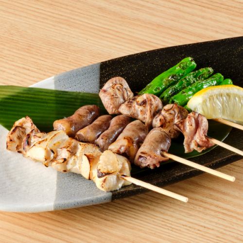 4种烤鸡肉串拼盘