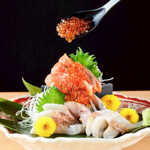 Extremely fresh! Assorted seafood of 5 kinds, including overflowing salmon roe