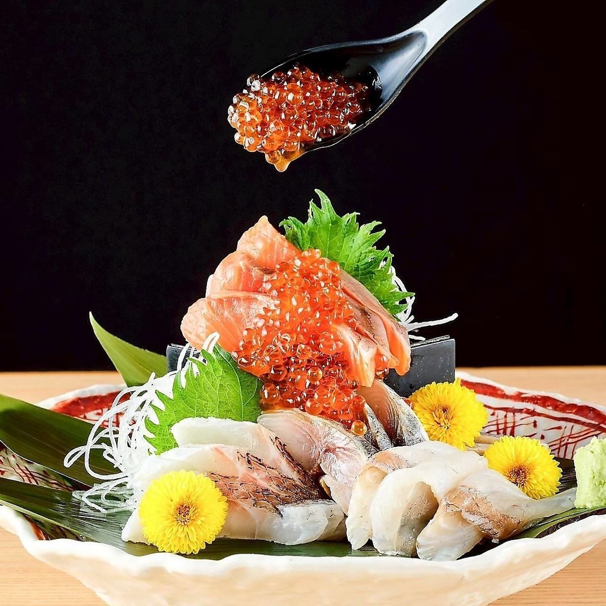 イクラを贅沢に溢した海鮮5種盛り!!料理長自ら厳選した海鮮!