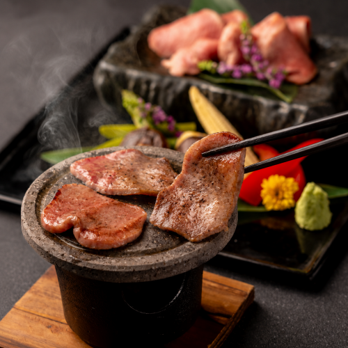厚切り牛タンステーキや信州牛ステーキなど溶岩焼きで食べるお肉もおすすめ！