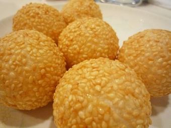 Chinese rice dumplings (1) / Sesame dumplings (2)