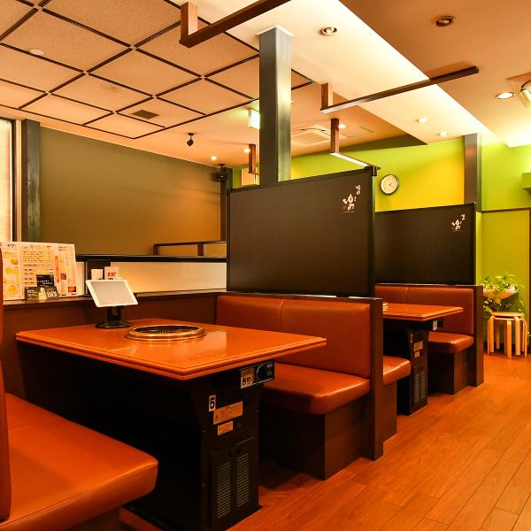 【広々とした空間】店内は明るく心地よい雰囲気が広がっています。吹き抜けの二階建てで開放的な空間を演出し、ソファ席や掘りごたつ席など様々な座席をご用意。居心地の良さを大切にし、お客様にくつろぎのひとときを提供します。美味しい料理と共に、特別な時間をお楽しみください！