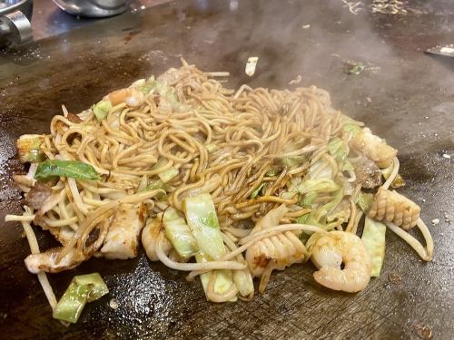 Seafood fried noodles (squid and shrimp scallops)