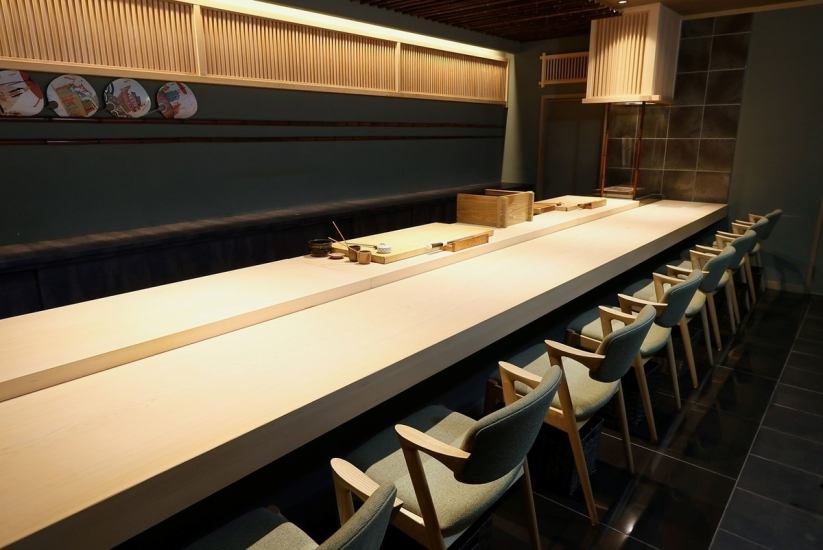 在店主熱情洋溢的奢華氛圍中，您可以品嚐到充分利用季節的精緻菜餚的壽司“重木綱”。