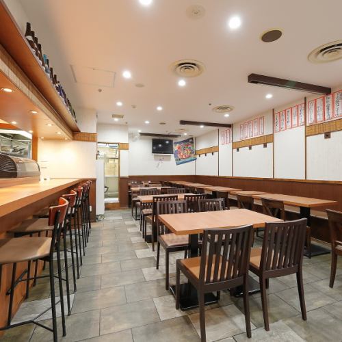 にぎやか＆広々店内！