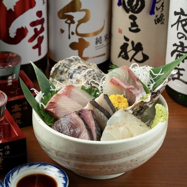 【注文率ほぼ100％】当店の人気メニュー！お造り盛り合わせ5種1380円(税込)～