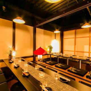 幅広いシーンにご対応した個室を多数ご用意しております。宴会は勿論プライベートでもお楽しみ頂ける落ち着いた掘りごたつ席でごゆっくりとお酒をお楽しみください。新型コロナウイルスの感染予防対策としてアルコール消毒の徹底を行い、皆様が安心してご利用頂ける様スタッフ一同皆様のご来店心よりお待ちしております。