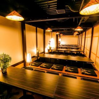 少人数様から団体様まで、ゆったりとお寛ぎ頂ける大小様々な掘りごたつ式のお座敷をご用意しております。団体様もご案内可能なお座敷個室席では、大宮エリアでの各種大宴会にご好評を頂いております。2時間飲み放題付き宴会コースも各種ご用意！時間を忘れてごゆっくりとお楽しみください。