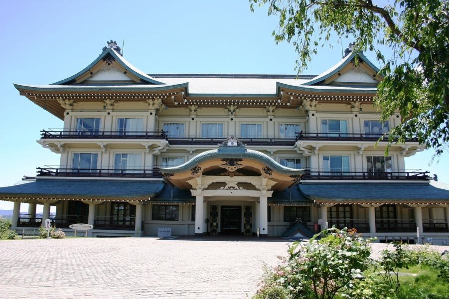 [也接受大型团体的私人预订◆] 我们有一个可容纳多达 80 人的大厅。在历史悠久的琵琶湖大津会馆，您可以享受各种活动、派对和婚宴等特殊场合。