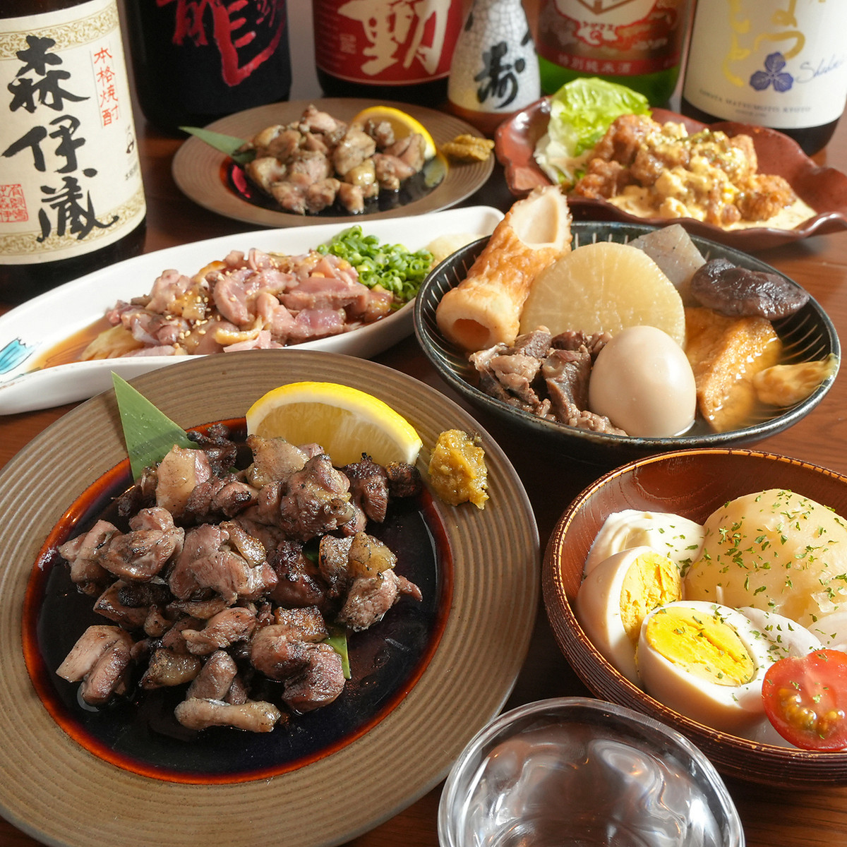備長炭で焼き上げたもも焼きと、サバ節香るおでんが楽しめる店